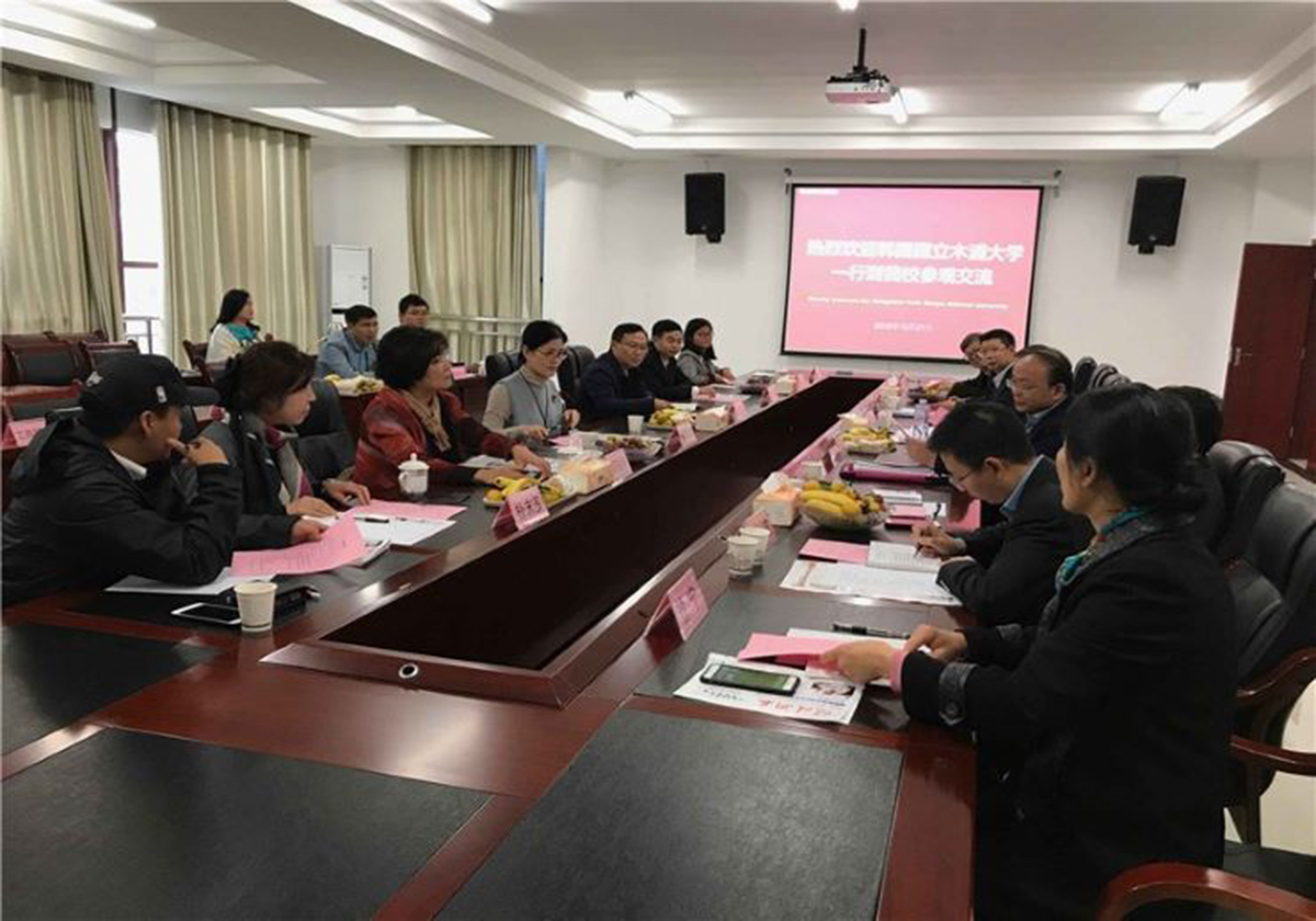 图5 2018年韩国茶道教育院院长郑美淑教授一行在万象城娱乐awc线路交流座谈.jpg