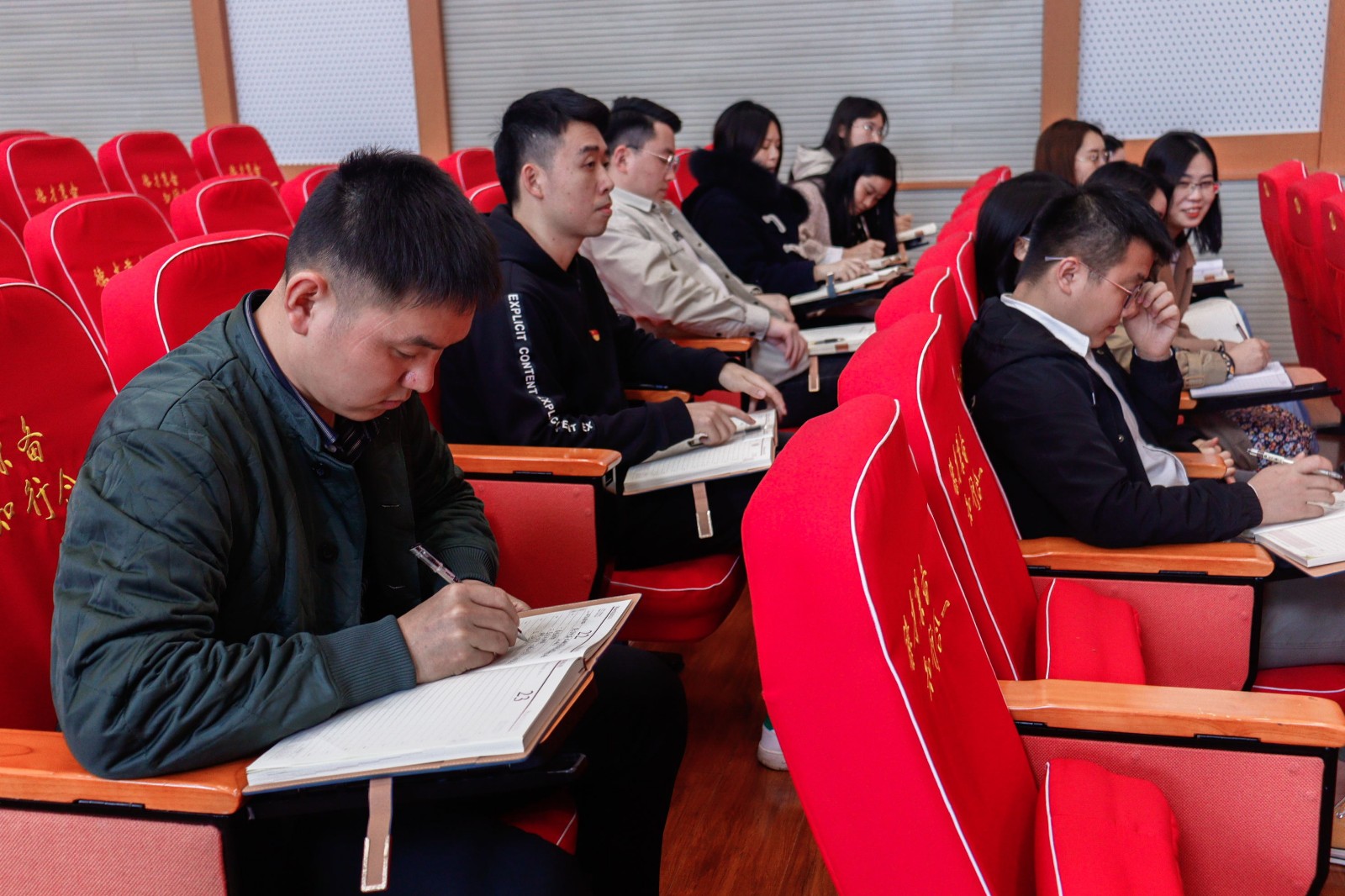 1618509005838990.jpg 认真(1).jpg