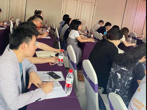 1621475848110811.jpg 会议室里的人们 描述已自动生成