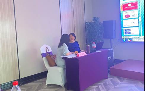 1621475871829351.jpg 房间里的沙发和电视 中度可信度描述已自动生成