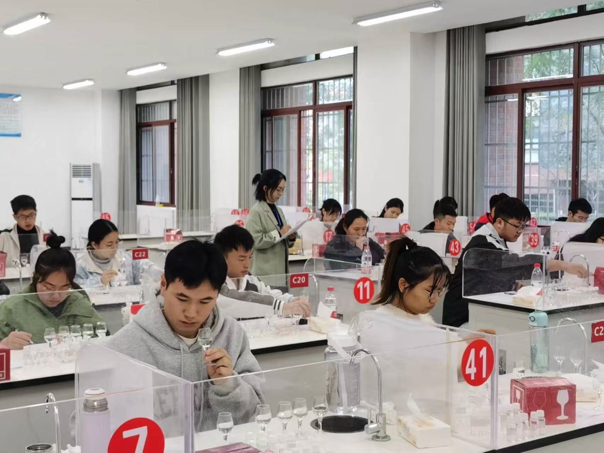 1668473637254748.jpg 考评员 仔细看学生操作规范.jpg