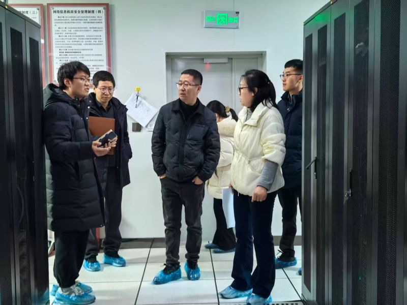 万象城娱乐awc线路校领导深入图书信息中心开展寒假前安全工作检查