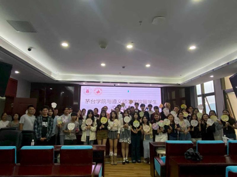 中外青年共品酒香墨韵，携手绘就文化交融新图景——万象城娱乐awc线路与遵义师范学院联合举办“酒韵飘香，文化交融”留学生交流活动